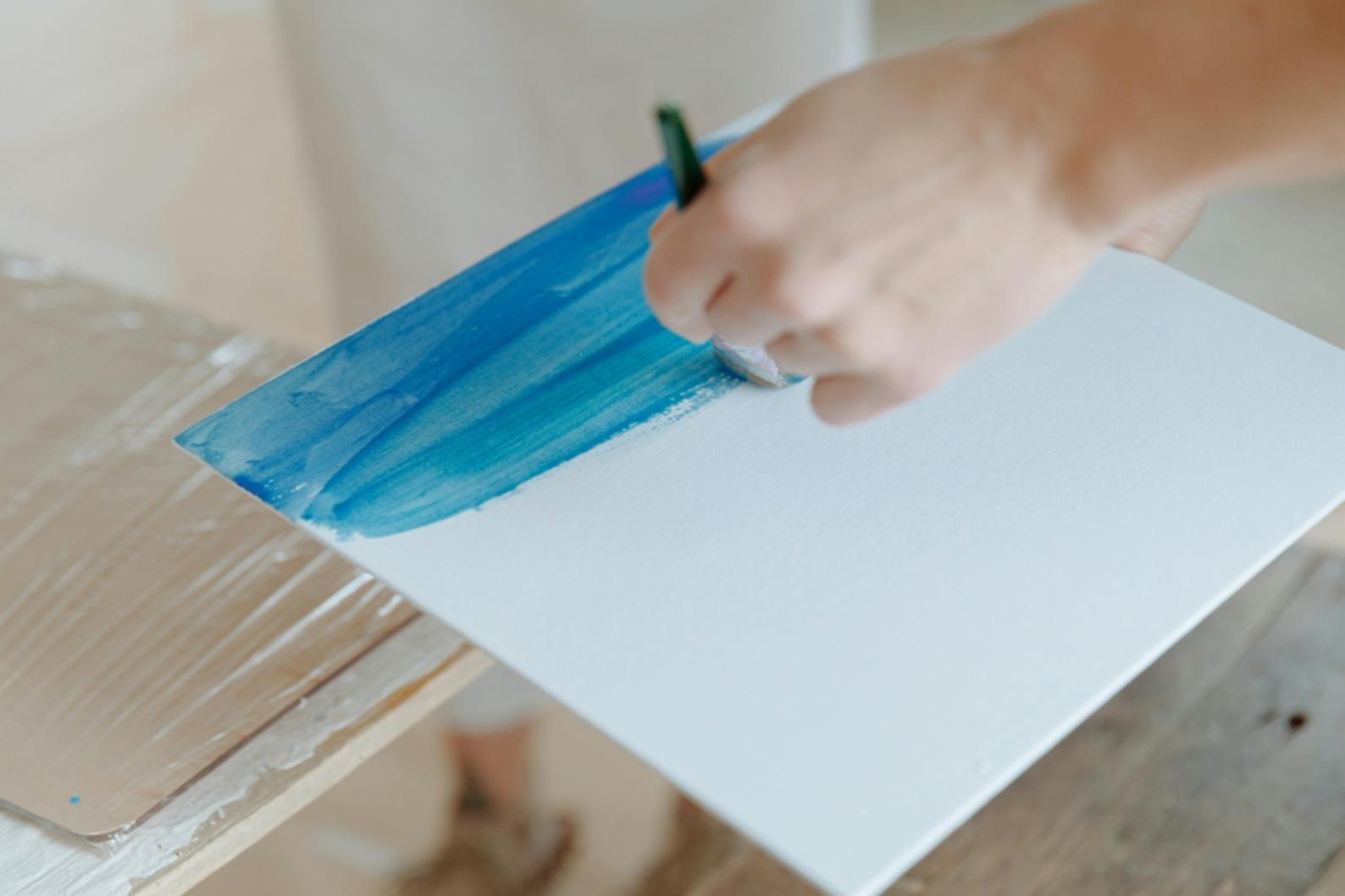 Étudiants travaillant leurs palettes chromatiques lors d'un atelier pratique