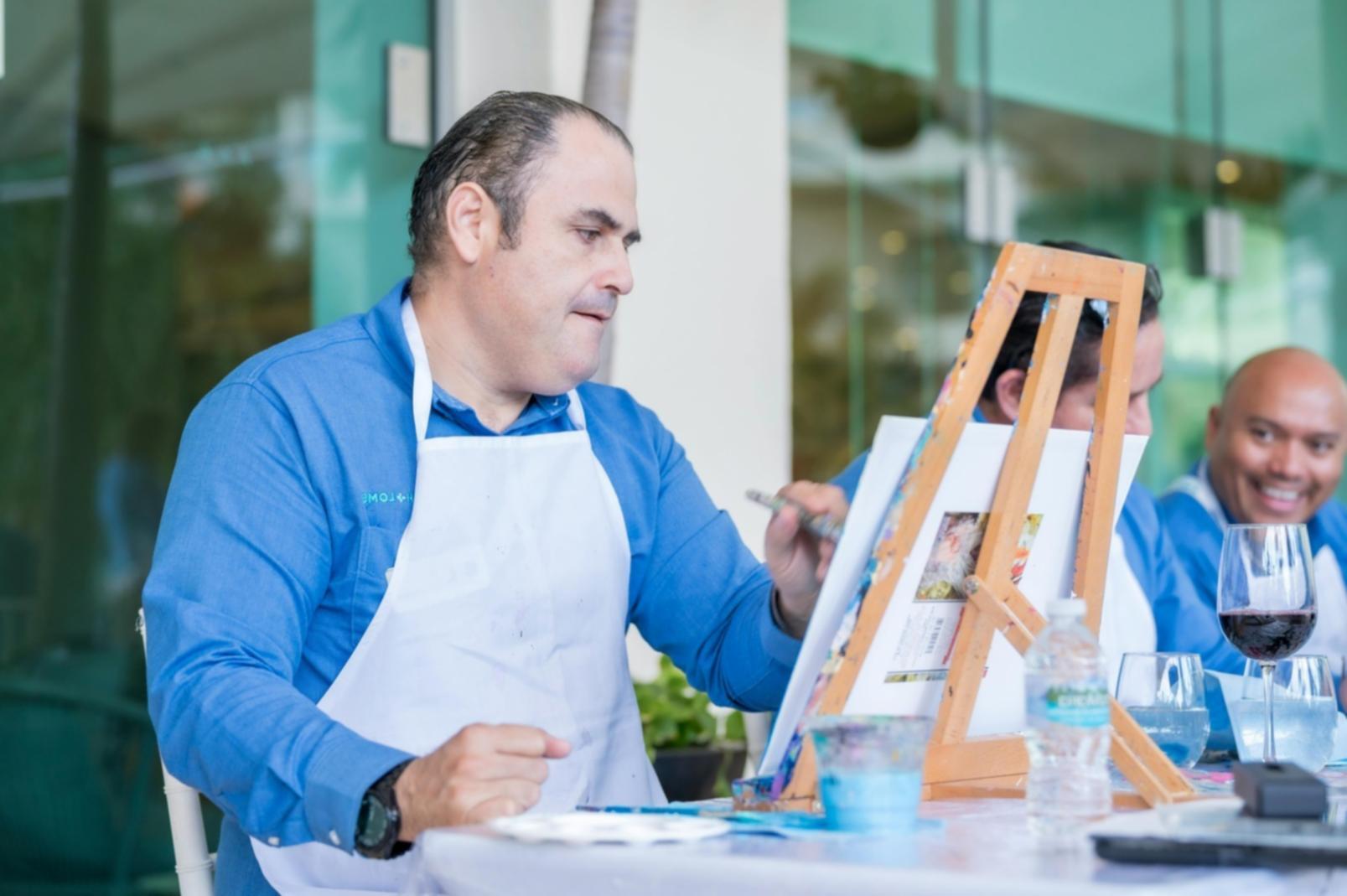 Espace de travail créatif avec matériel artistique et cercle chromatique