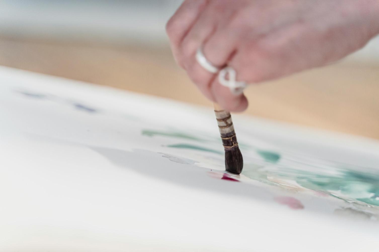 Atelier pratique de mélange de couleurs montrant différentes palettes et essais chromatiques