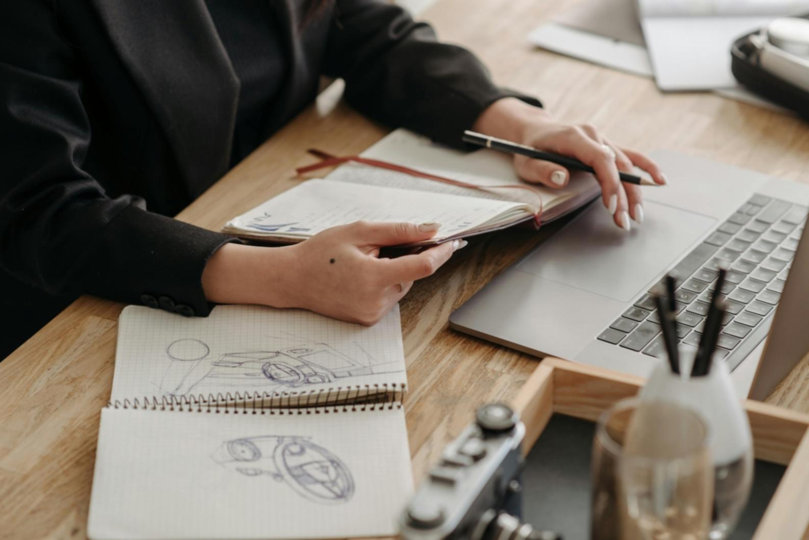 Atelier pratique de théorie des couleurs avec des outils de dessin